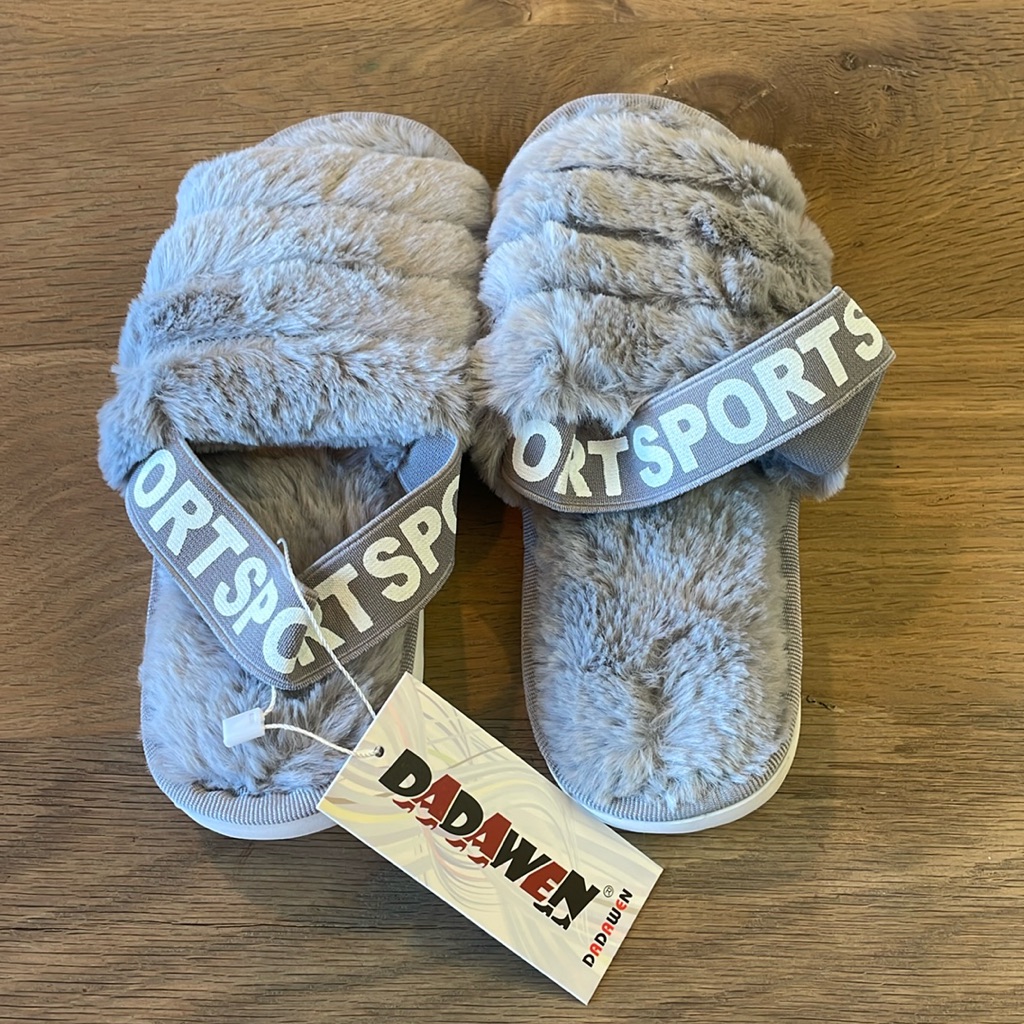 Girls Fuzzy Slippers  3435